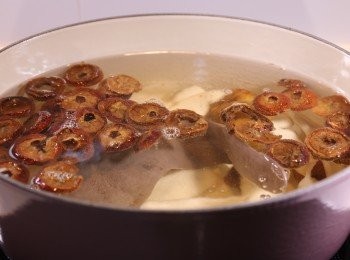 step3: 所有材料放入煲，大火煲滾後轉中火煲1.5小時