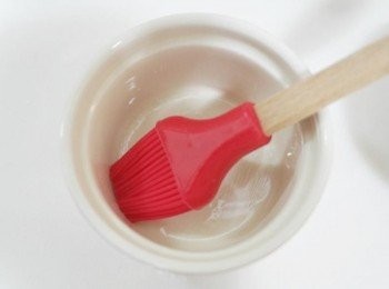 step5: 把烤碗內部四周及底部塗抹上奶油或是沙拉油!!!