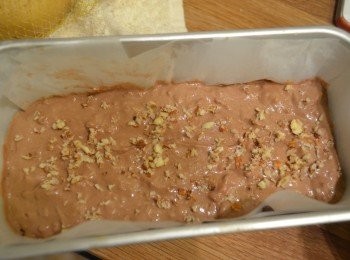 step3: 拌好的雪糕麵糊倒入已抹油的烤模，表面撒上少許杏仁碎，並輕力敲一敲。