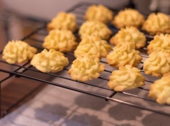 step8: 出爐後待數分鐘後移至網架上放涼即成