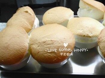 step9: 將打好的蛋白倒入已塗牛油的焗杯內, 放入已預熱的焗爐內焗約10分鐘至金黃