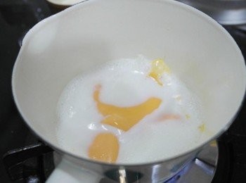 step6: 牛奶快沸騰的時候放入起士片以及2大匙的起士粉~~