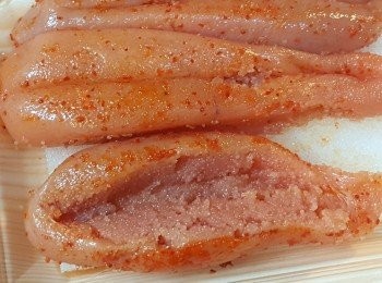 step4: 將明太子在中間切開，將明太子取出。