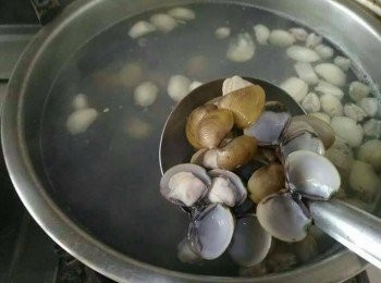 step2: 黃金蜆、白蒜頭全放入2000cc水的鍋中開大火滾煮，讓白蒜頭的味道能散發出蒜香味於鍋中的湯頭裡；