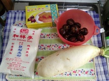 step1: 準備好材料，馬蹄去皮切碎，杞子洗淨備用
(圖中粘米粉及蘿蔔只是路過～無關 （≧∇≦）