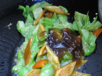 step5: 青紅椒炒熟后，下絲瓜翻炒，再下耗油，少許鹽翻炒均勻即可出鍋。