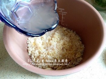 step15: 將白米放入飯煲內 , 再加入餘下的雞汁及雞湯拌勻 (如唔夠可再加水至平時煮飯的份量)