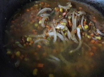 step6: 加入沙茶醬和醬油拌炒 , 再倒入高湯一罐和半罐清水煮滾