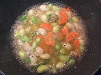 step8: 倒入<span class="group_3">蝦高湯</span>，要淹過皇帝豆，大火煮滾後轉小火，加入鹽、黑胡椒粉煨煮到收汁，此時請試皇帝豆的口感是否已經鬆軟。