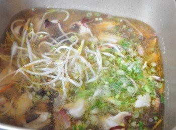 step7: 再放入蔥花、芹菜末及綠豆芽