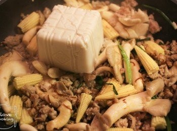 step6: 最後加入豆腐輕力拌炒(以免豆腐太碎), 之後蓋上鑊蓋煮3分鐘