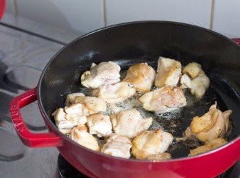 step3: 中大火燒熱鍋子，下少許油，油熱後下雞肉，底面各煎約 2 分鐘至金黃色，盛起備用