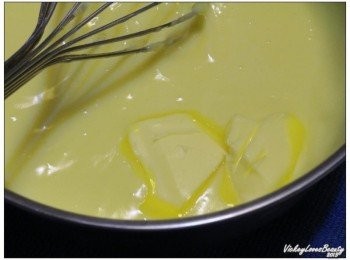 step6: 加熱時也需要不停的攪拌至出現光澤後離火，再加入無鹽奶油及香草精仔細的拌匀