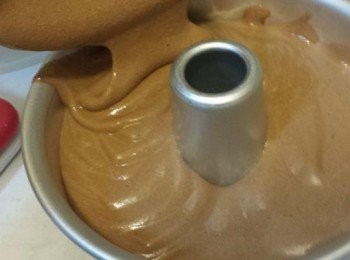 step10: 最後倒入6寸戚風模，把模提起離枱"登"幾次....消除糊內的大泡泡，放入預熱了160度焗爐內焗30分鐘.....出爐後再把模提起離枱"登"1次及倒扣放涼至1.5小時脫模