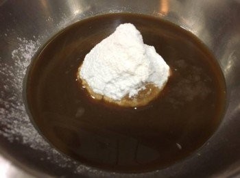 step1: 先將糯米粉過篩，然後加入咖啡、砂糖攪拌至完無粉粒, 再落1茶匙菜油攪勻