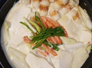 step3: 加入豆乳及雞湯，加入豆腐。煮至菜差不多淋身，加入魚肉製品，用鹽調，。蟹柳最後落，因太熟會散開，影響賣相。最後加入少許麻油已可。