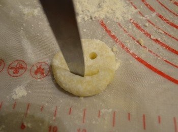 step7: 再用刀戳出嘴巴的笑形状，做好後再拍上少許麵粉，炸出來才不會走樣子。