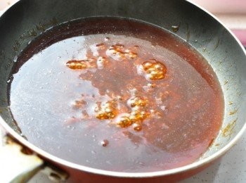 step9: 把<span class="group_2">醬料</span>調和攪拌後，放入熱鍋中滾煮至稠狀