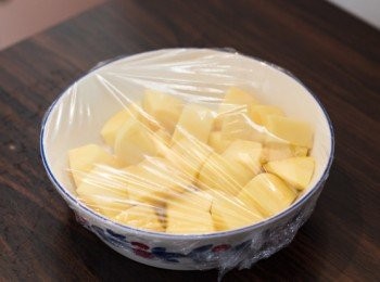 step2: 薯仔平鋪於碟上，用耐熱的保鮮紙（或錫紙）包好，水煮開後用中大火蒸約 15 - 25 分鐘至薯仔軟身，用叉子可輕鬆插入及撥散的程度（實際時間視乎薯塊的大小及火力）