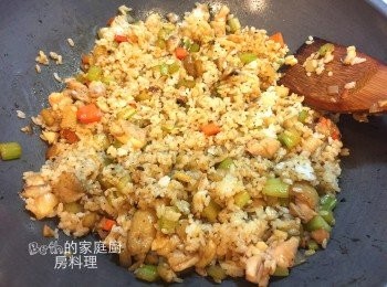 step4: 最後加入雞丁、白飯拌勻至飯粒呈現淡咖啡色（醬油色）即可