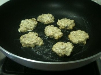 step6: 取出平底鍋，放入少許橄欖油及奶油，開小火，用湯匙舀麵糊放上平底鍋（一湯匙的量做一塊煎餅）。