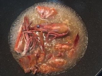 step5: 加入淹過蝦殼的水量，中大火熬煮到湯汁呈金黃色。