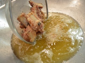 step5: 油再燒至 180度左右，倒入排骨用大火翻炸至金黃色並且熟透，即可撈起瀝油。