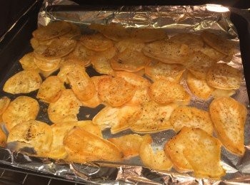 step6: （番薯片的厚度、水份和烤箱的溫差會有不同，所以烤制的時間可根據實際情況來作相應的調整。）