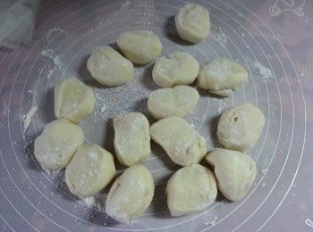 step5: 灑上少許底筋麵粉於枱上,將粉團撈勻