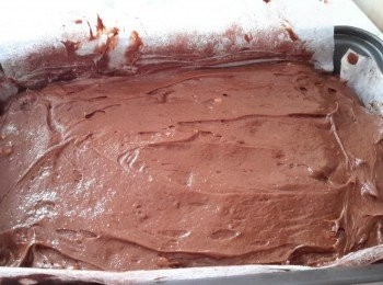 step8: 最後下核桃拌勻，倒入烤盤內，用膠刮鋪平表面。放入烤箱180度烤19至22分鐘，至表面乾，插入牙籤仍會有少許巧克力漿的