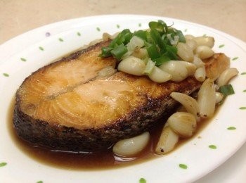 step2: 利用魚油爆香蒜頭