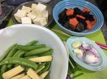 step1: 蒜頭拍扁, 乾蔥頭去皮切片, 蔥沖洗後切半,豆腐沖洗後切件(若不喜歡外層太厚身,可切去), 豆角用手撕去頭及絲, 粟米仔沖洗切半, 紅蘿蔔去皮沖洗切片或印花型和浸發15分鐘後的雲耳一同先汆水瀝乾備用