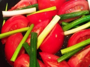 step2: 熱鍋將蕃茄及蔥先拌炒