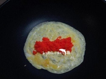 step3: 不沾鍋.刷點油倒入蛋液.第一層放入蝦卵.