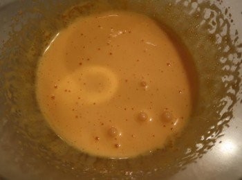 step1: 倒入一半的糖，將蛋黃稍做打發，體積膨脹、顏色變白備用。