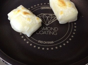 step4: 年糕煎到這種程度就可以了。