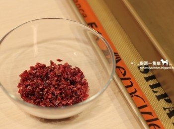 step1: 蔓越莓乾剪成小塊，浸泡在蘭姆酒/熱水中，至少20分鐘。取兩個烤盤，鋪上烘焙紙。