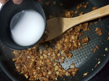 step11: 用1茶匙生粉加1湯匙水拌勻打個杰身芡