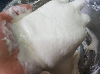 step2: 將混合好的麵團，密封或者用保鮮紙蓋好，休麵30分鐘;休息30分後的麵團很細致光滑