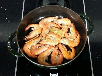 step7: 蝦殼上色後,香氣十足。