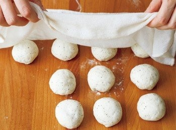 step9: 取出間隔並排在作業台上，覆蓋徹底擰乾的濕布靜置鬆弛20分鐘。