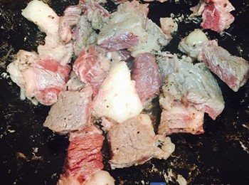 step3: 大火熱鑊，牛扒粒連醃料中的油下鑊快炒至轉色及約五成熟，盛起。