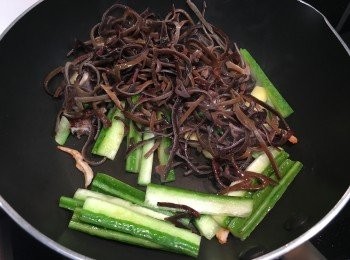 step1: 燒熱半湯匙油爆香薑片，下蝦乾炒片刻、再下絲瓜絲炒片刻、再下木耳絲炒片刻，贊酒，下鹽、胡椒調味，加1碗熱水同煮。