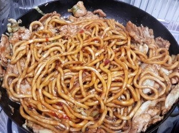 step5: 最後下粗麵及所有調味料拌勻（如怕辣可省略豆瓣醬），再炒數分鐘即成！