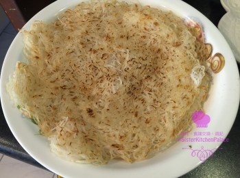 step8: 將上湯龍蝦淋上煎米粉，完成~