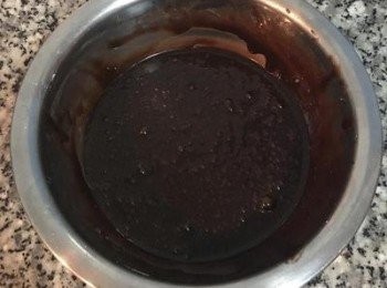 step6: 加入溶化的巧克力和無鹽奶油，混勻。