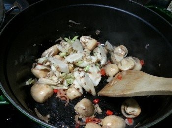 step13: 加入香茅及南薑炒香