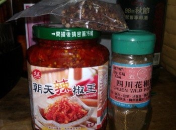 step1: 這是這道菜醬料最重要的三個元素~朝天椒辣醬、花椒粒以及四川花椒粉
