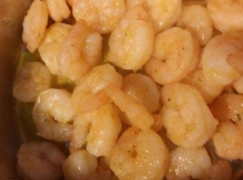 step1: 蝦仁冼淨備用。
洋蔥切粒。
把意粉煲至9成熟，拿起備用。