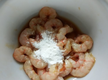 step2: 蝦剝殼，加料拌勻醃制